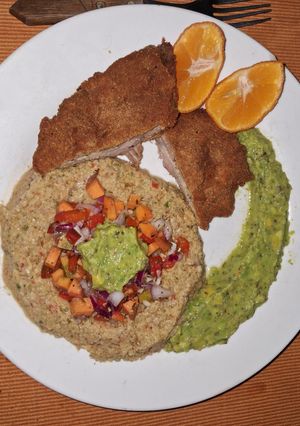 Una foto de Hummus de garbanzos, con pesto y palta especiada