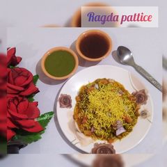 A picture of Ragda patties.