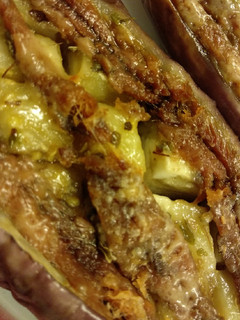 Una foto de 9.🍆Berenjenas con anchoas, orégano y parmesano🧀
