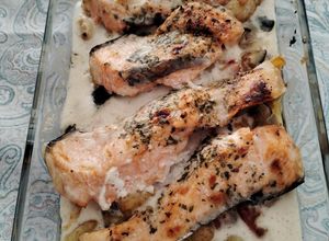 Una foto de Escalopines de salmón sobre cama de ñoquis y cubierto de bechamel airfryer, Thermomix y horno
