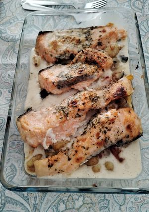 Una foto de Escalopines de salmón sobre cama de ñoquis y cubierto de bechamel airfryer, Thermomix y horno