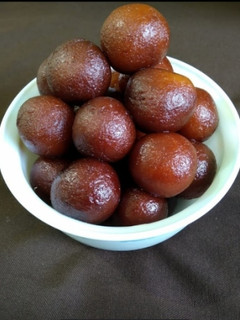 गुलाब जामुन(Gulab jamun recipe in Hindi) रेसिपी मुख्य फोटो