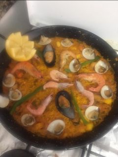 Una foto de Paella de marisco
