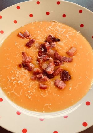Foto di Vellutata di zucca e carote con dadolata di speck croccante