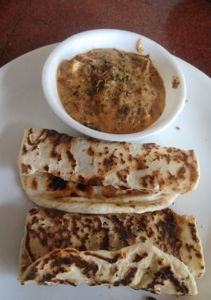 A picture of Makhani gravy with butter naan.