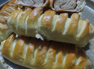 Una foto de Pan de manteca relleno de jamón y queso. Ideal para el mate 😋👌
