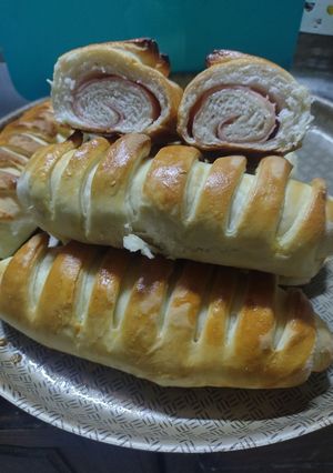 Una foto de Pan de manteca relleno de jamón y queso. Ideal para el mate 😋👌