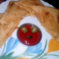 A picture of Fruit and nut sandwitch.