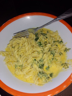 Una foto de Pasta con queso y espinacas