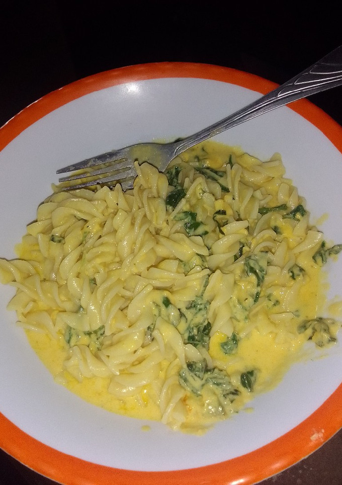 Una foto de Pasta con queso y espinacas