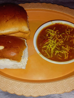 मिसल पाव (Misal Pav recipe in hindi) रेसिपी मुख्य फोटो