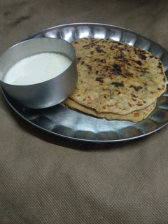 આલુ પરાઠા(Aalu pArotha Recipe in Gujarati) રેસીપી મુખ્ય ફોટો