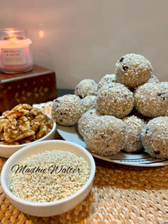 तिल, अखरोट लड्डू (Sesame Walnut Laddu) रेसिपी मुख्य फोटो