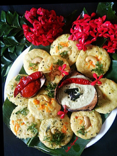 पीनट मिक्स स्टीम्ड इडली (peanut mixed steam idli recipe in Hindi) रेसिपी मुख्य फोटो