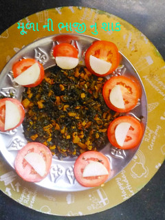 મૂળા ની ભાજી નુ શાક (Mooli Bhaji Shak Recipe In Gujarati) રેસીપી મુખ્ય ફોટો
