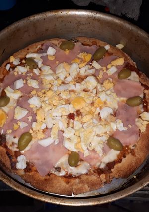 Una foto de Pizza con jamón y huevo