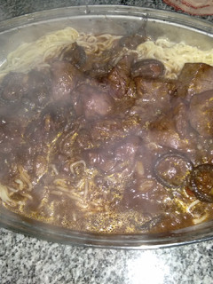 Una foto de Fideos caseros con salsa de hongos secos y pollo al vino tinto