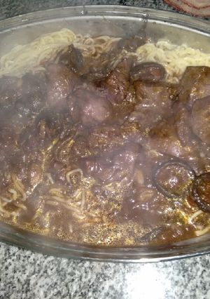 Una foto de Fideos caseros con salsa de hongos secos y pollo al vino tinto