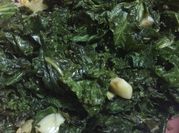 Una foto de kale salteado en sartén