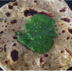 A picture of Lasooni Methi roti.