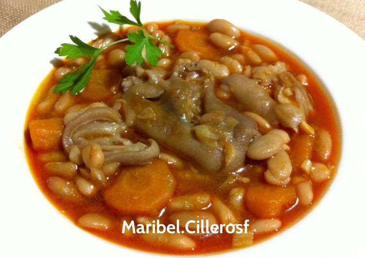 Alubias blancas con manos de cerdo
