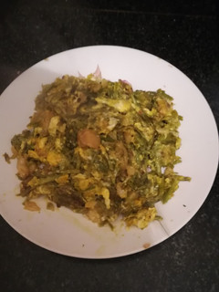 Una foto de Revuelto de trigueros con bacalao