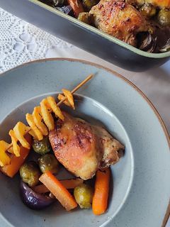 Pikáns, pácolt csirkecomb velesült zöldségekkel recept fotója