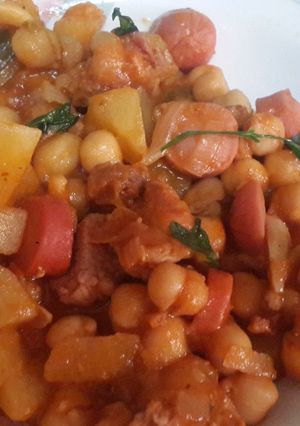 Una foto de Cazuela de cerdo garbanzos y papa 🍲🍜