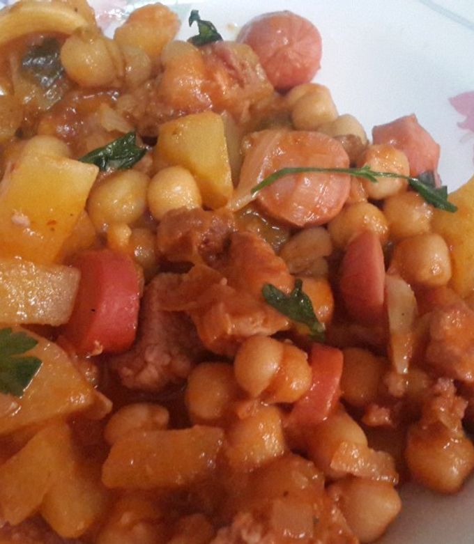 Una foto de Cazuela de cerdo garbanzos y papa 🍲🍜