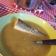 La sopa fácil y rica de cebolla con mijo y pescadilla