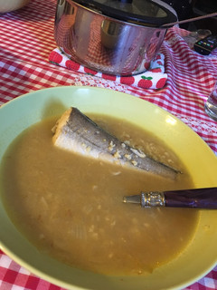 Una foto de La sopa fácil y rica de cebolla con mijo y pescadilla