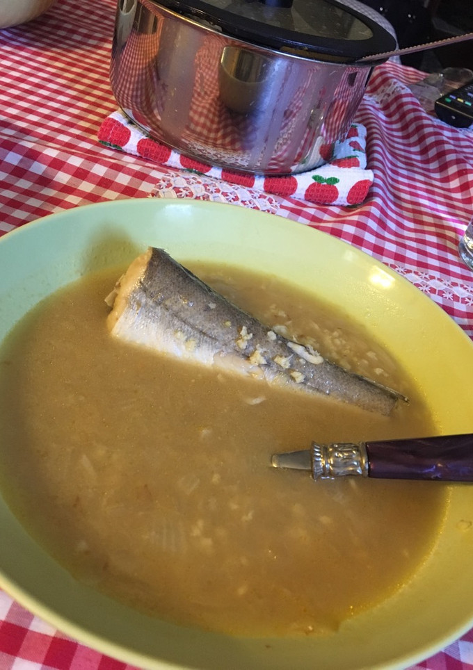 Una foto de La sopa fácil y rica de cebolla con mijo y pescadilla