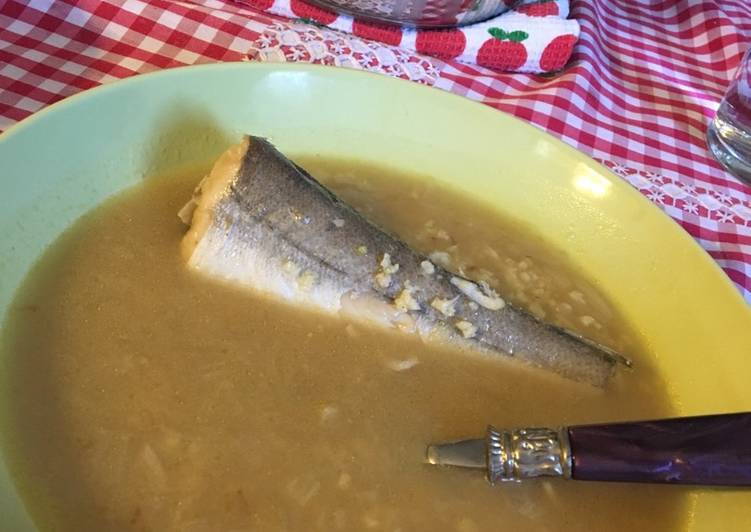 La sopa fácil y rica de cebolla con mijo y pescadilla