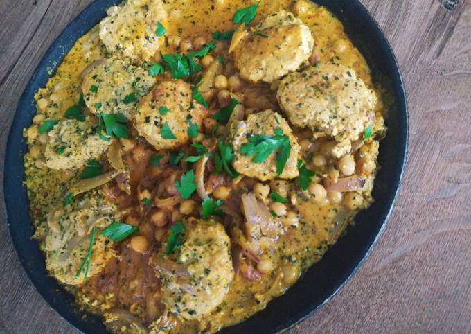 Curry de boulettes de poulet, pois chiche, coriandre