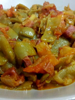 Una foto de Judía verdes salteadas con jamón y tomate