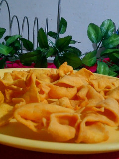 क्रिस्पी बेसन पापड़ी (Crispy Besan papdi recipe in Hindi) रेसिपी मुख्य फोटो