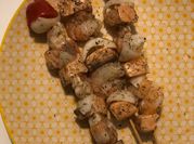 Una foto de brochetas al horno