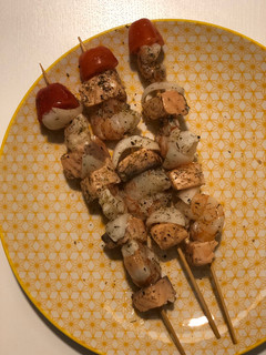 Una foto de Brochetas de gambas y salmón. Cena de reyes y reinas! 👸🏽🤴🏽