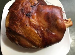 Una foto de Pernil de cerdo asado