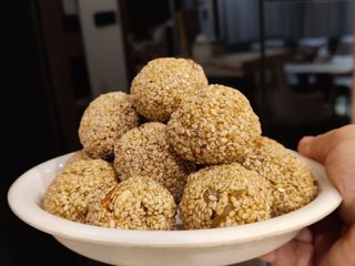 तिल गुड़ लड्डू