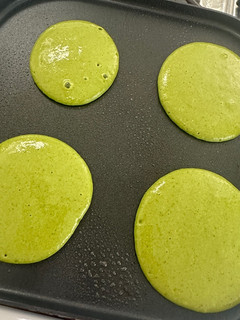 Una foto de Hot cakes de avena y espinaca