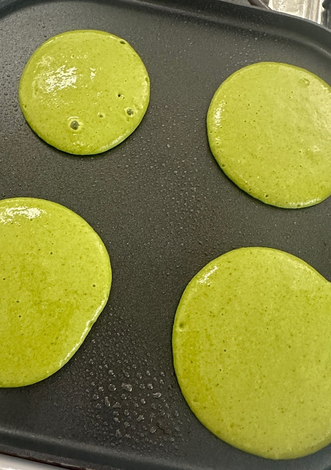 Una foto de Hot cakes de avena y espinaca