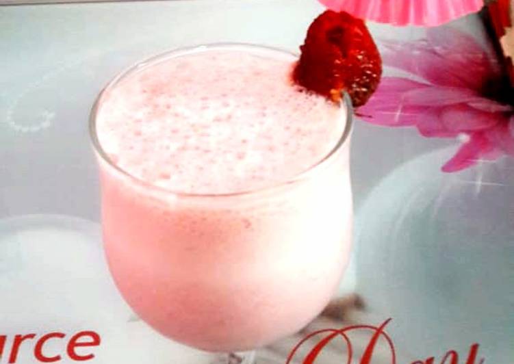Step-by-Step Guide to Make Perfect Strawberry milkshake