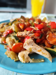 Una foto de Salteado de verduras con pollo
