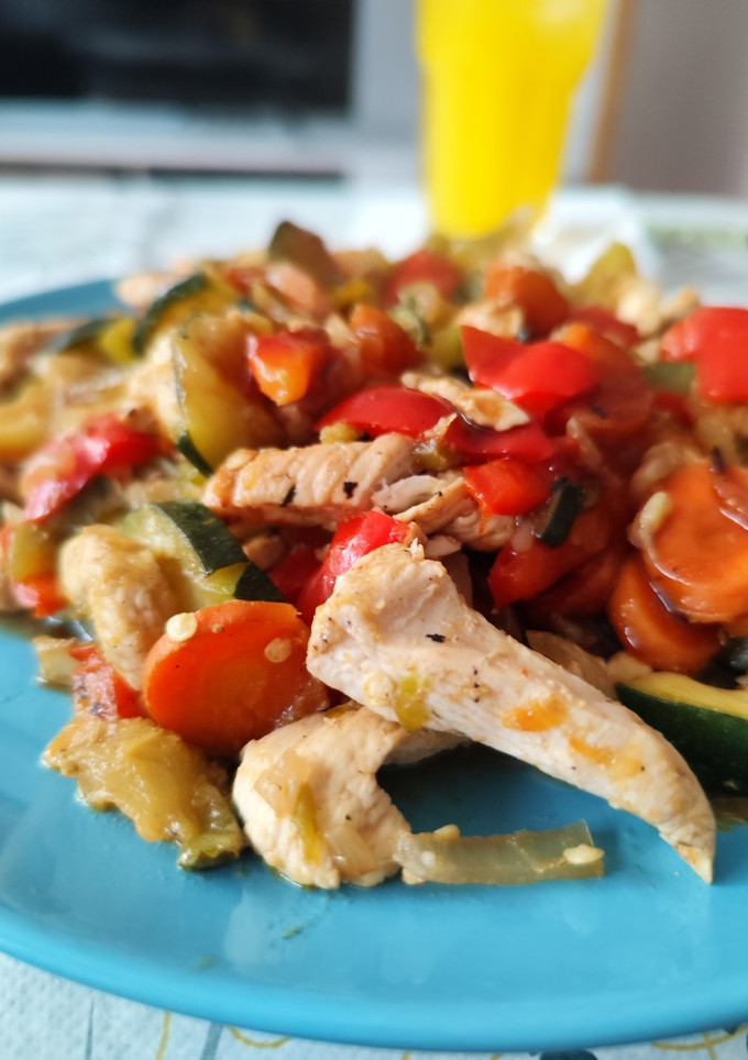 Una foto de Salteado de verduras con pollo
