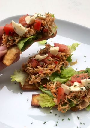 Una foto de Patacones con pollo y vegetales 🌮