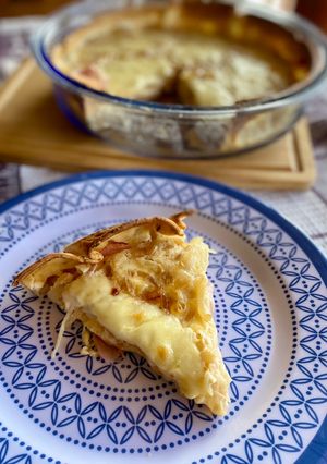 Una foto de Tarta de cebolla caramelizada, jamón y queso 🧀