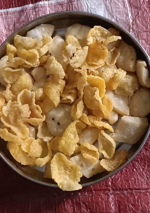 A picture of Namak pare.