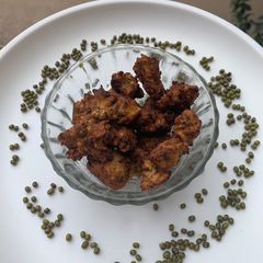 A picture of Green moong dal Pakoda.