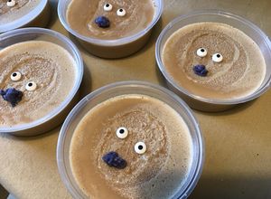 Une photo de Crèmes « skull » café et violette (crèmes à l agar agar)